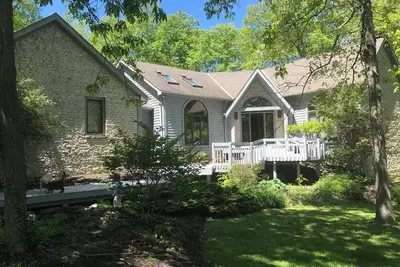 Image de Welcoming 2-bedroom house, wooded lot in charming Dublin