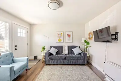 Image de #721 Cozy Mid-Town Hideaway