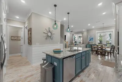 Image de 30a 3br Sleeps 8 · 2 King Bedrooms + Bunk Bed · Golf Cart + Bikes · Beach + Pool