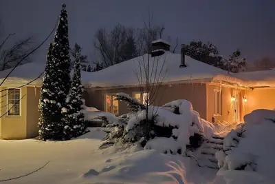 Image de 2-bedroom bungalow back to th golf course in welcoming Innisfil