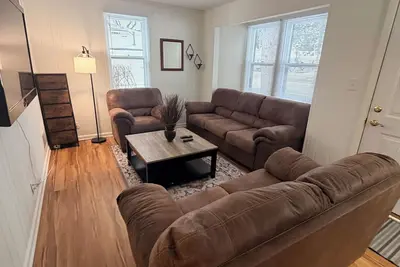 Image de Greenfield’s 96th Gradient-2 bedroom home with a large yard