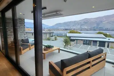 Image de Spacious 3bdrm 2 bathroom lakeside apartment in central Wānaka with pool and gym