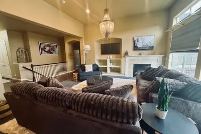 Spacious Windsor Home | Sleeps 14 | Ev Outlet