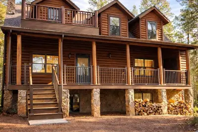 Image de Spring Sale! Forest Cabin Retreat • Sleeps 16 • Fire Pit • Game Room
