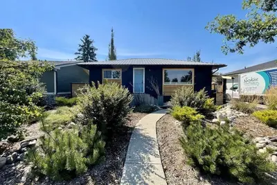 Image de Spacious 4br  Private Family Home Near Bow River & Bowness Park | Free Parking