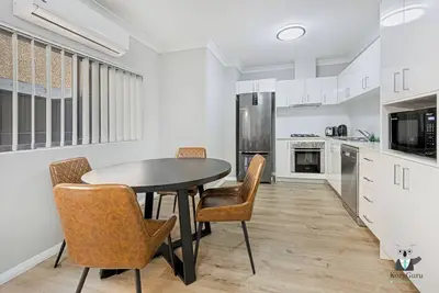 Image de KozyGuru | Penrith | Spacious Ground Floor Gem