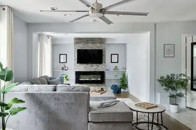 Image de Best Location! Chef's Kitchen, 2 lux bedrooms, 2baths, 3 dedicated workspaces
