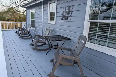 Image de Cozy Stilt Cottage\n“Charming Stilt Cottage by Park, Walk to The Brazos River! ”