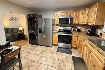 Image de New Modern 1br for Work & Stay with Fast Wi-Fi. Pets Ok