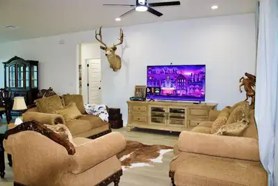 9 Guests, Tesla Ev, Pet Friendly, Native Sw Theme