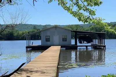 Image de Lake side apartment with shared 100’ pier and pavilion with rock Bbq pit.