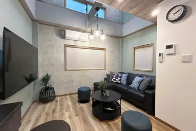 Image de 3 minutes walk to the nearest station, 3 showers, 5 minutes to Namba, 30 minutes to Usj! Large families and groups can spend time together.