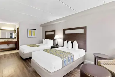 Image de 3 Comfy Units with Easy Access to City, Shops & Restaurants - Free Breakfast!