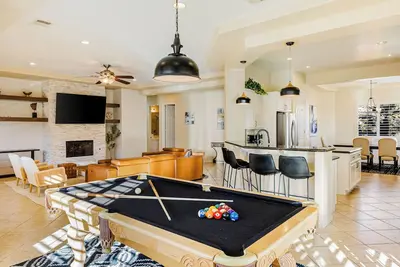 Image de Terra Sol by Vare | Pool, Spa, Bbq, Lake On Site!