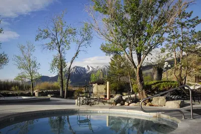 Image de 4 Units | Restorative Mountain Stay w/Hot Spring Near Iconic Tahoe Parks