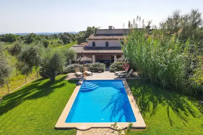 Image de Belle maison à Buger avec piscine privée, utilisable à l'intérieur ou à.