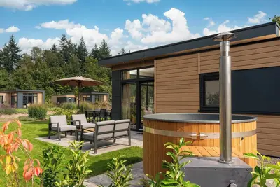 Image de Luxury Cannenburch Deluxe with Hot Tub & Sauna. Enjoy a hot tub, cozy outdoor space, and fully equipped kitchen.