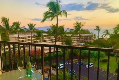 Image de Ocean Views Top Floor Across from Beach - Kihei Akahi D606