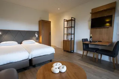 Image de Cozy studio for 2 people, combining living and sleeping in one space.