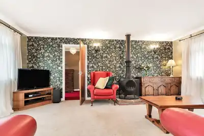 Image de 2-Bed Home with Free Parking - 2 min Walk to Bus