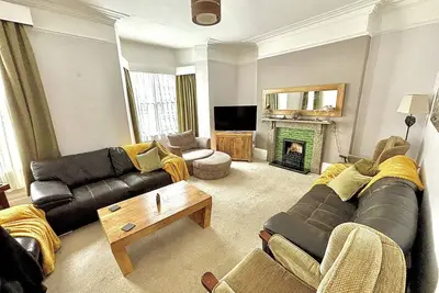 Image de Tides Reach Filey, Sleeps 13, dog friendly, close to beach, town, park and pubs.