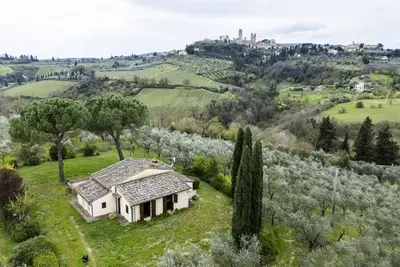 Image de Il Casale della Gazza Ladra is a completely independent cottage located in the heart of the Tuscan countryside, right in front of the famous towers of San Gimignano.