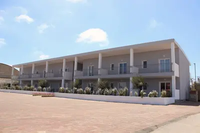 Image de Spacious 40 square meter apartment with independent access via magnetic card. The accommodation includes a fully equipped kitchenette, a living room with a comfortable sofa bed for two, a bedroom with a double bed, and a private bathroom with a shower an