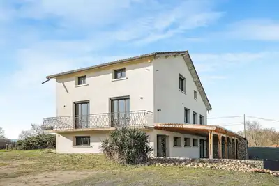 Image de Grand Gîte avec Terrasse Privée, Wi-Fi et Climatisation à Veauchette