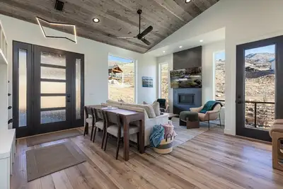 Image de Eden Lookout: Hot tub, Views and King Beds!