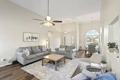 Image de Gorgeous, updated 4 bedroom home that sleeps 10!