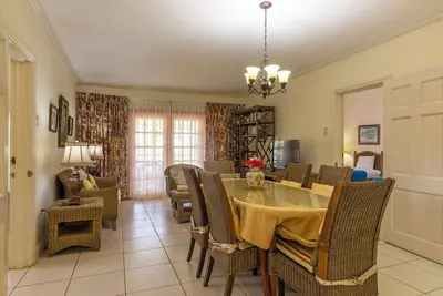 Image de Cozy 2-bedroom condo in tranquil Lowlands with Ac