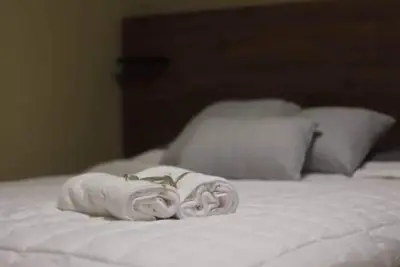 Main House – 3br, 3 Bath, Pool (8 Guests)