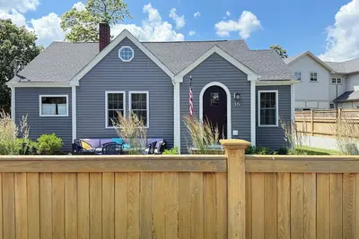 Image de Charming & family friendly, walkable 3-bedroom cottage in Jamestown village