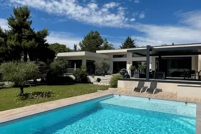 Image de Uzès, dans quartier prisé, au calme, Villa contemporaine avec piscine