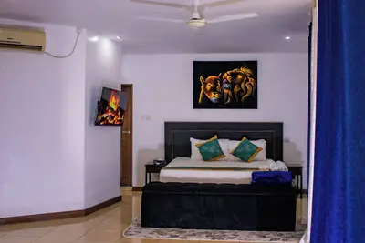 Image de A luxurious 3 bedroom apartment offering refined comfort with a warm homely feel