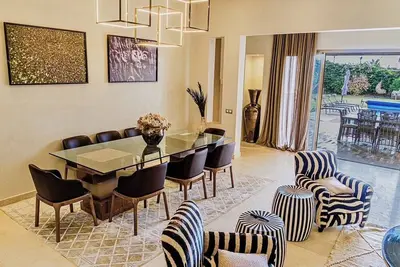 Image de **Villa à Marrakech : Piscine Privée Chauffée et Coucher de Soleil Magique**