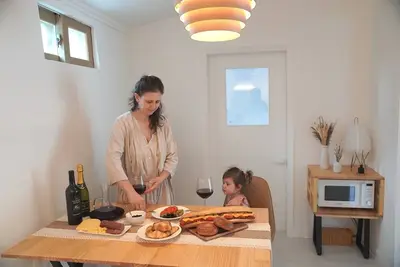 Image de 흰나무집Whitetreehouse/city center/cozy/max 6/family/books