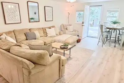 Image de Modern 1 Br Basement Suite Near LakePoint & Ksu