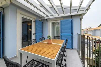 Image de Appartement acceptant les animaux domestiques à seulement 500 mètres de la plage avec vue sur la mer