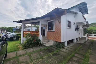 Image de Cozy 2-bedroom cabin in charming Santa Elena with Ac