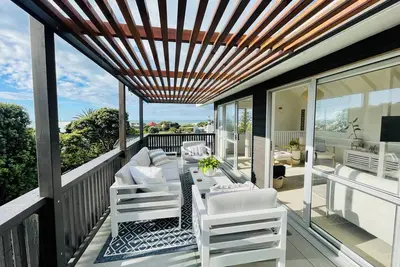 Image de 3-bedroom Beach House with Sea Views and Spa Pool