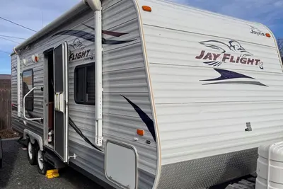 Image de Cozy 1-bedroom recreational vehicle with Ac