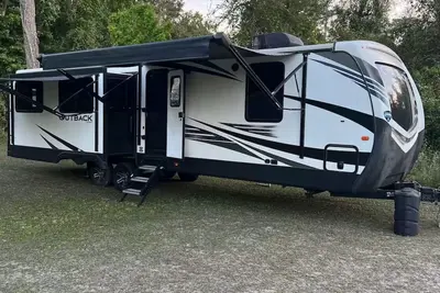 Image de Spacious Caravan/Rv 36 feet 2 slide outs king bed on pond immersed in nature.
