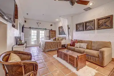 Image de King Bed Villa w/ Kitchen, Dog-Friendly, Pool & Gym