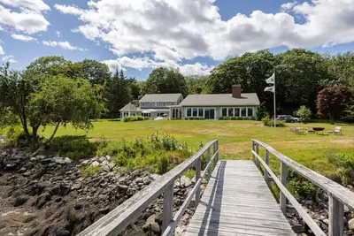 Image de New listing! Huge waterfront estate with Dock & Float!