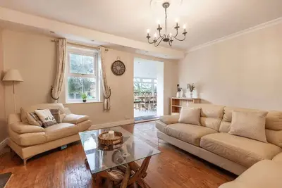 Image de Spacious 5-Bed Home with Views, Garden & Playroom