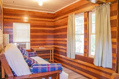 Image de Bob’s and Ella’s Cozy Cabin — Charming Retreat for 6 with Fire Ring & Picnic Spot