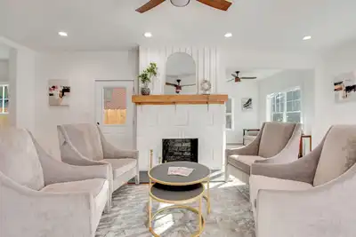 Image de Fully Updated! 3, 000-Sq-Ft Atl Home 4 Mi to Dtwn