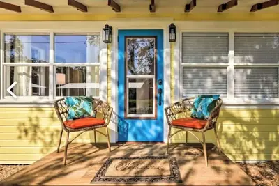 Image de Charming Home with Hot Tub and Garden, 20 minutes to Beach.