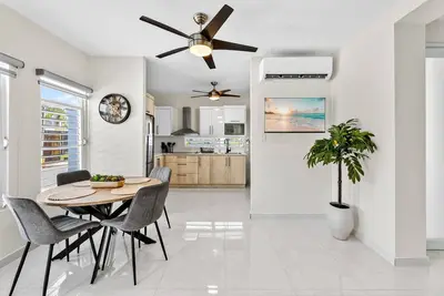 Image de Newly Remodeled 2br Apartment | Sleeps 6 (1a Hr)